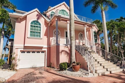 189 Coconut Dr, Fort Myers Beach, FL 33931-3815