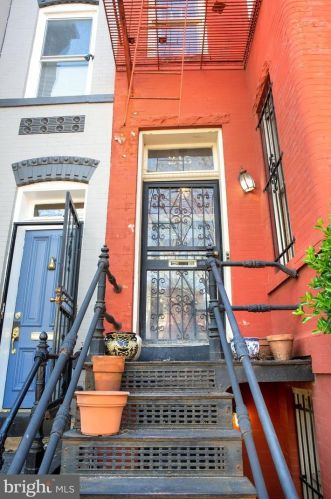 215 5th St, Washington, DC 20003-1104