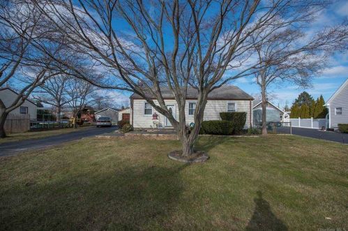 153 Claremont St, Deer Park, NY 11729-1304