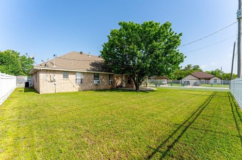 301 Willow Rd, Aubrey TX  76227-9404 exterior