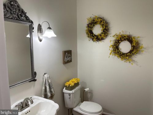 32 Windward Ct, Collegeville PA  19426-2869 exterior