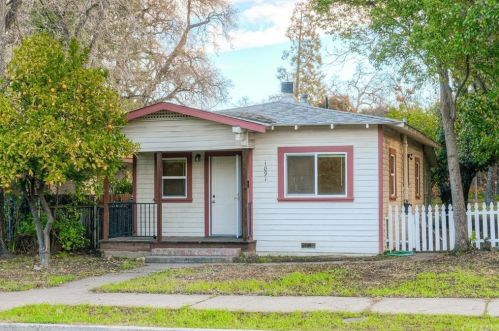 1891 Pine St, Oroville, CA 95965-5811