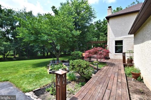 86 Wood Dr, Southampton PA  18966-2214 exterior