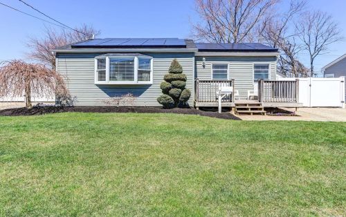 28 Alhambra Ave, North Lindenhurst, NY 11757-6426