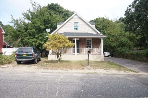 27 Pineville Rd, Central Islip, NY 11722-2310