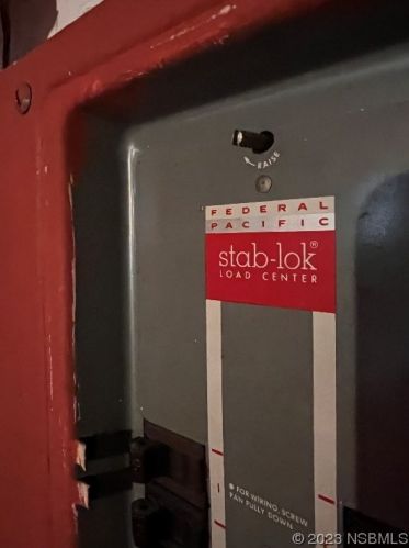 907 Derbyshire Rd, Daytona Beach FL 32117-3802 exterior