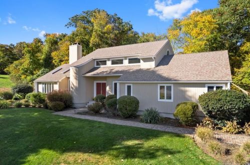 35 Westwood Dr, Waterford, CT 06385-3826