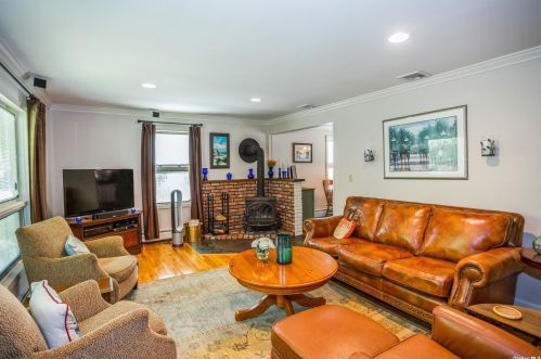 324 Hewlett Ave, Canaan Lake, NY 11772-4745
