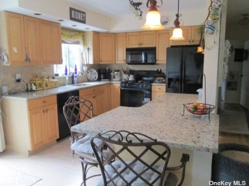 156 Matthews Rd, Oakdale, NY 11769-1844