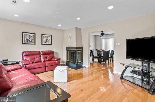 704 Trowbridge Dr, Southampton PA  18966-4554 exterior