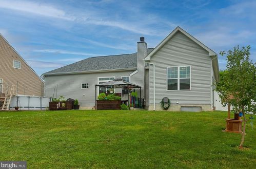 264 Burberry Ln, Charles Town WV  25414-5621 exterior