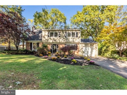 211 Locust Ln, Riverton, NJ 08077-2413