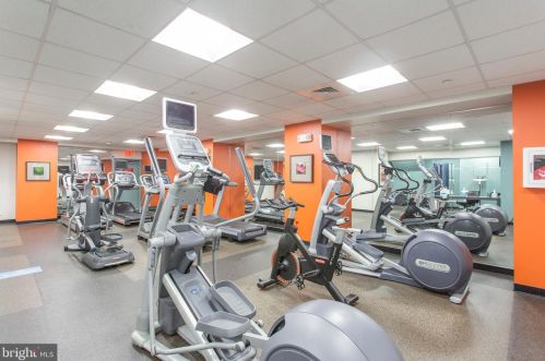 210 Locust St, Philadelphia PA  19106-3945 exterior