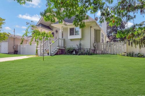 44 Bayard St, Lake Grove, NY 11755-3149
