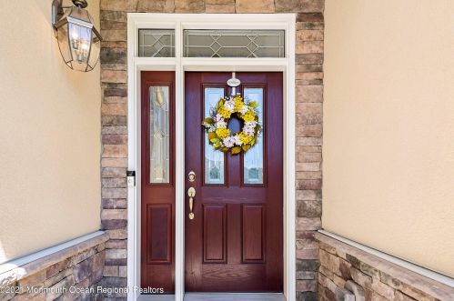 17 Mineral Springs Ln, Tinton Falls, NJ 07724-4708