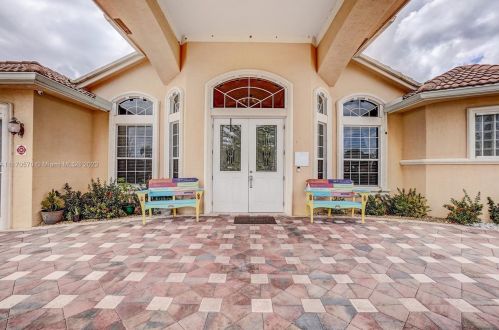 160 Saratoga Ave, Fort Pierce FL  34953-5974 exterior