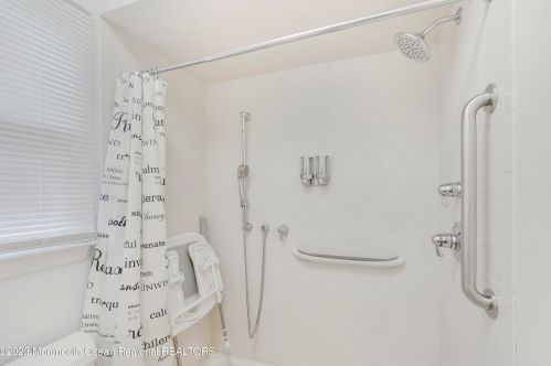 24 Patmore Rd, Bricktown NJ  08724-1940 exterior