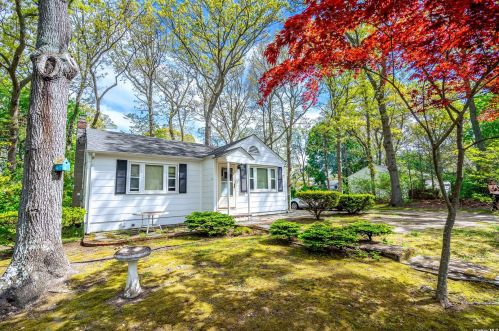 15 Jerome Rd, Scotts Beach, NY 11789-1948