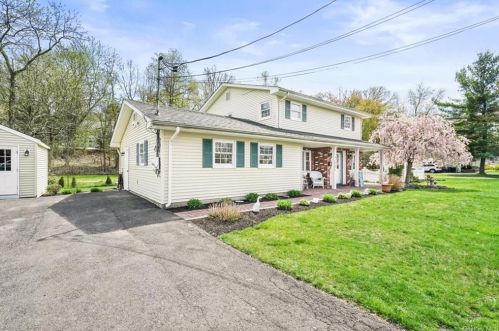 49 Highway Ave, Congers, NY 10920-2519