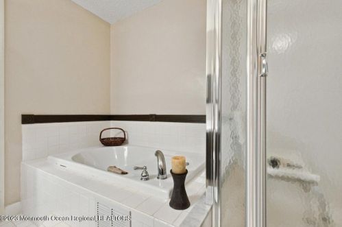 5 Phoenix Ct, Tinton Falls NJ 07712-7773 exterior