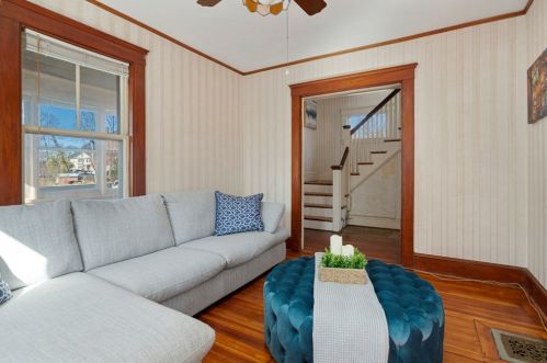 26 Linden St, Newton, MA 02464-1412