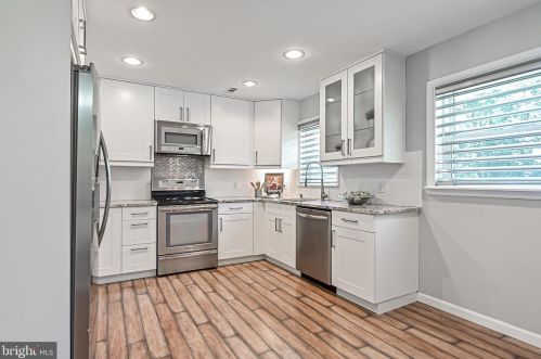 1527 Maurice Dr, Woodbridge, VA 22191-1922