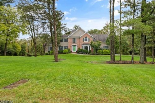 7 Magriet Rd, White House Station, NJ 08889-3729