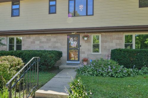 12709 Honey Ln, Waukesha, WI 53151-2650