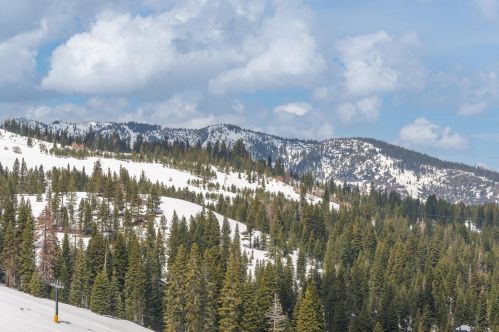 13701 Ski Slope Way, Truckee CA  96161-6605 exterior