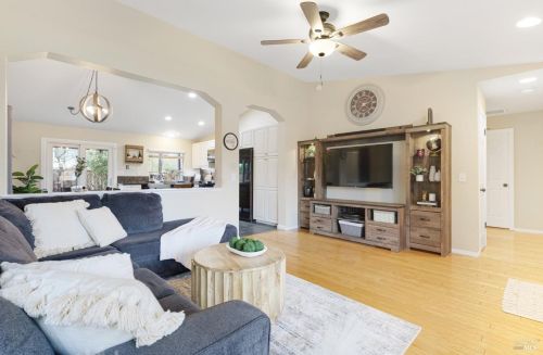 1056 Esparto Ct, Windsor CA  95492-7807 exterior