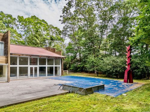 121 Montauk Hwy, East Hampton NY  11937-2802 exterior