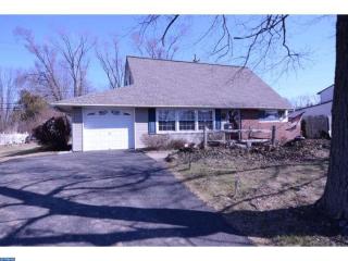 18 Cliff Rd, Levittown, PA 19057-1713