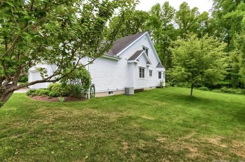 24 Augusta Cir, Moodus CT  06469-1177 exterior