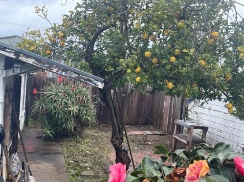 5542 Harvey Ave, Oakland, CA 94621-4340