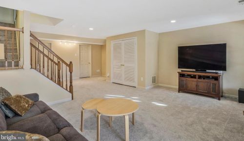 8854 Eagle Rock Ln, Springfield VA  22153-1727 exterior