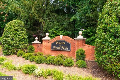 1135 Round Pebble Ln, Herndon, VA 20194-1003
