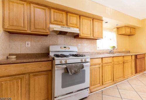 40 16th St, East Orange, NJ 07017-5118