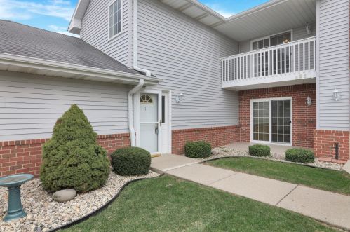1284 Village Centre Dr, Kenosha, WI 53144-7271