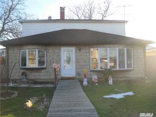 3464 Roanoke St, Seaford, NY 11783-3001