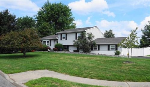 24 Belvoir Dr, Washingtonville, NY 10992-1739