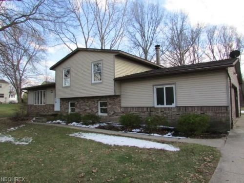2424 Norton Rd, Cuyahoga Falls OH  44224-1647 exterior
