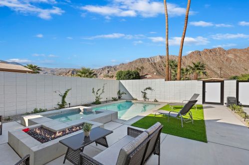 52152 Avenida Alvarado, La Quinta CA  92253-3229 exterior