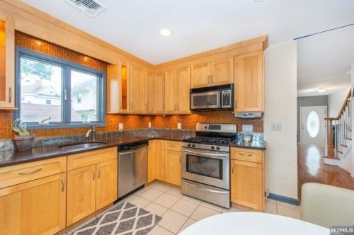 122 Woodside Ave, Ridgewood NJ 07450-5028 exterior