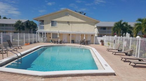 4621 Bayshore Dr, Naples FL  34112-4359 exterior