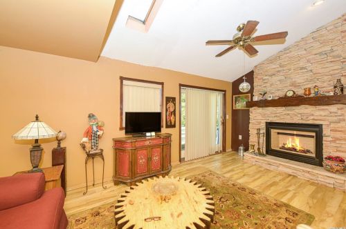 49 Tellar Dr, Islip Terrace NY  11752-2918 exterior