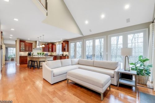 31 Castle Ct, Dover NJ  07869-2024 exterior