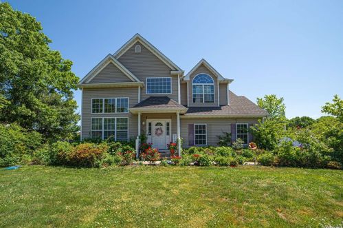 7 Daffodil Ln, Lake Grove, NY 11755-1011
