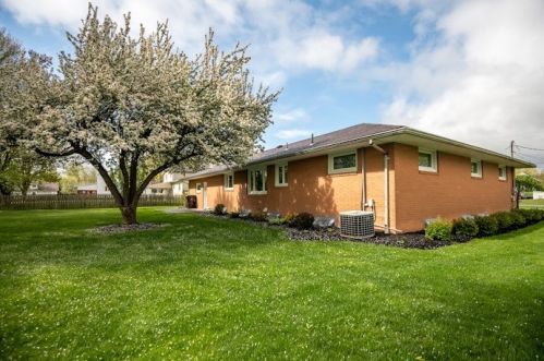 1049 Wilhelm Rd, Hermitage PA  16148-3746 exterior