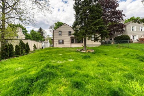 5596 Arrowwood St, Greendale, WI 53129-1364