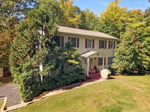 120 Lake Shore Rd, Tompkins Corners, NY 10579-1312